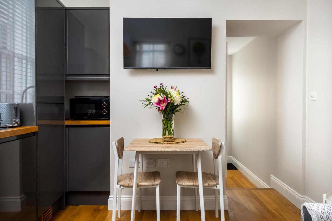 Contemporary Ground Floor Apartment - Town Centre With Parking! Cheltenham Dış mekan fotoğraf